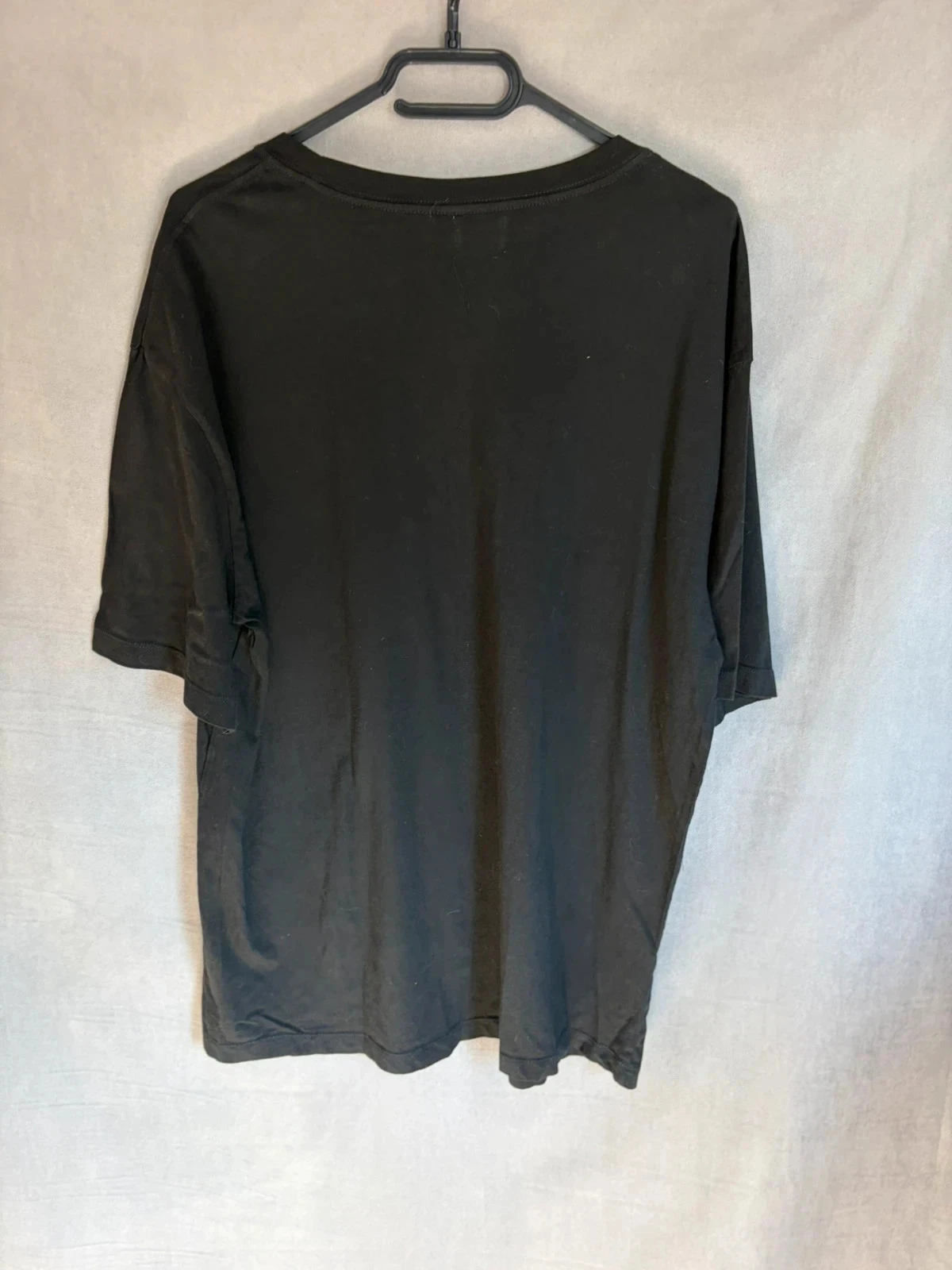 Camiseta negra con escritura – photo 3